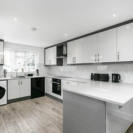 Spacious Detached House With 7 Beds Includes Ping Pong And Pool Table Sleeps 14 Free Parking Feltham Exterior foto