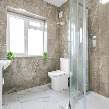 Spacious Detached House With 7 Beds Includes Ping Pong And Pool Table Sleeps 14 Free Parking Feltham Exterior foto
