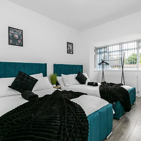 Spacious Detached House With 7 Beds Includes Ping Pong And Pool Table Sleeps 14 Free Parking Feltham Exterior foto