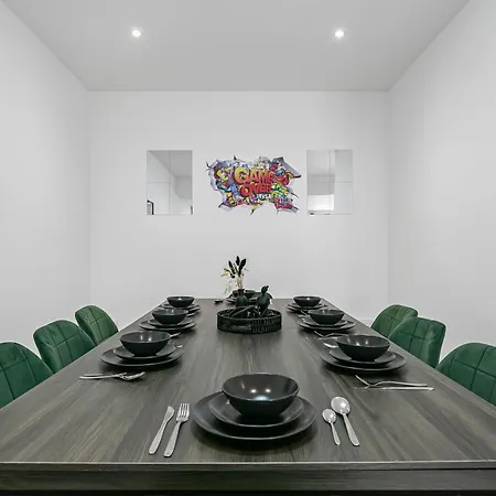 Spacious Detached House With 7 Beds Includes Ping Pong And Pool Table Sleeps 14 Free Parking Feltham Exterior foto