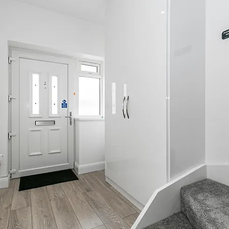 Spacious Detached House With 7 Beds Includes Ping Pong And Pool Table Sleeps 14 Free Parking Feltham Exterior foto