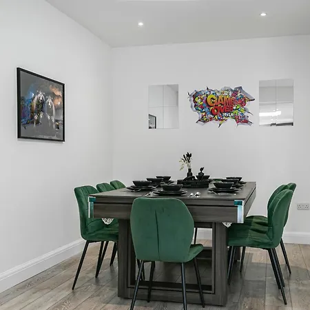 Spacious Detached House With 7 Beds Includes Ping Pong And Pool Table Sleeps 14 Free Parking Feltham Exterior foto