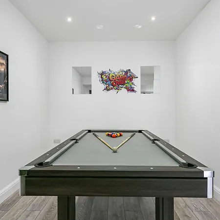 Spacious Detached House With 7 Beds Includes Ping Pong And Pool Table Sleeps 14 Free Parking Feltham Exterior foto