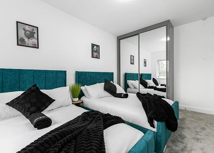 Spacious Detached House With 7 Beds Includes Ping Pong And Pool Table Sleeps 14 Free Parking