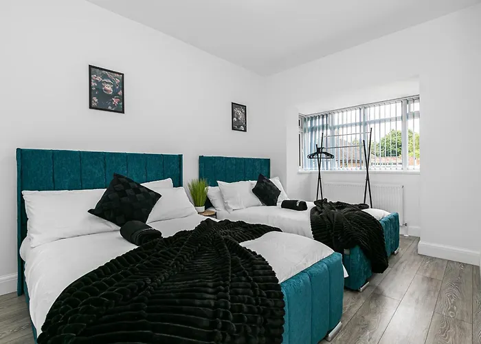 Spacious Detached House With 7 Beds Includes Ping Pong And Pool Table Sleeps 14 Free Parking