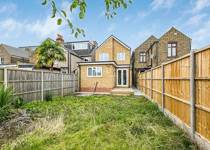 Spacious Detached House With 7 Beds Includes Ping Pong And Pool Table Sleeps 14 Free Parking
