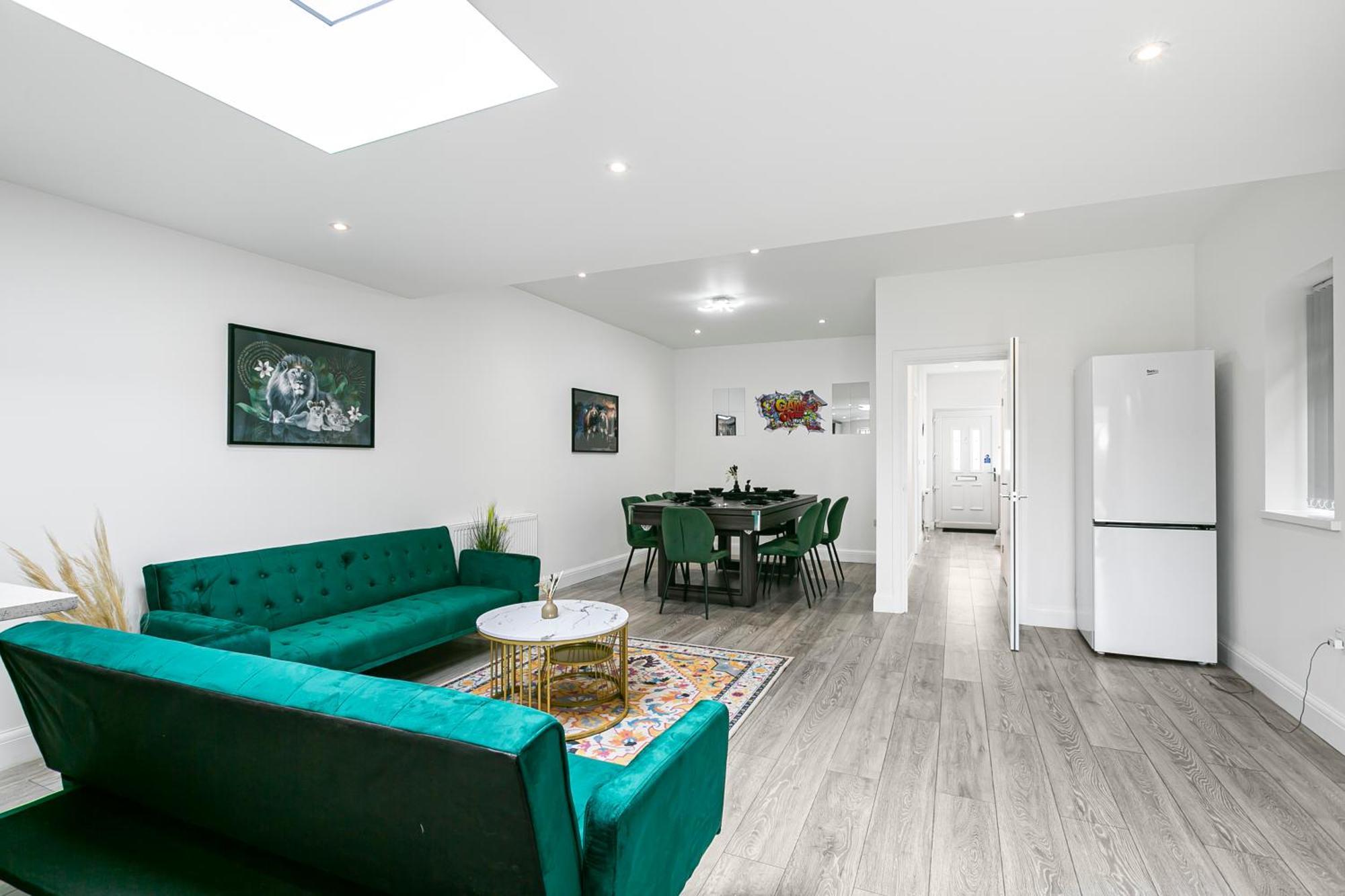 Hébergement de vacances Spacious Detached House With 7 Beds Includes Ping Pong And Pool Table Sleeps 14 Free Parking *