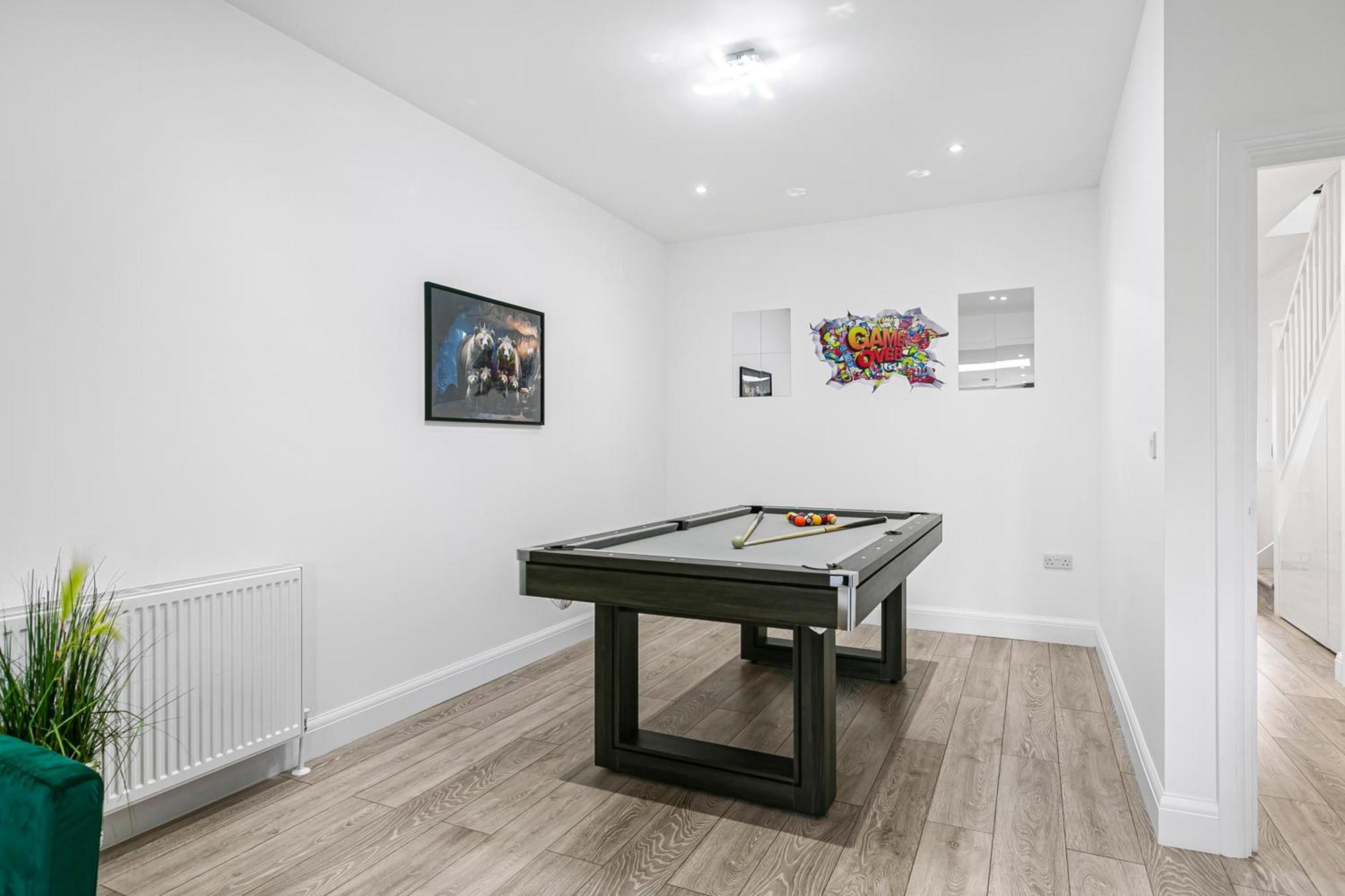 Spacious Detached House With 7 Beds Includes Ping Pong And Pool Table Sleeps 14 Free Parking *