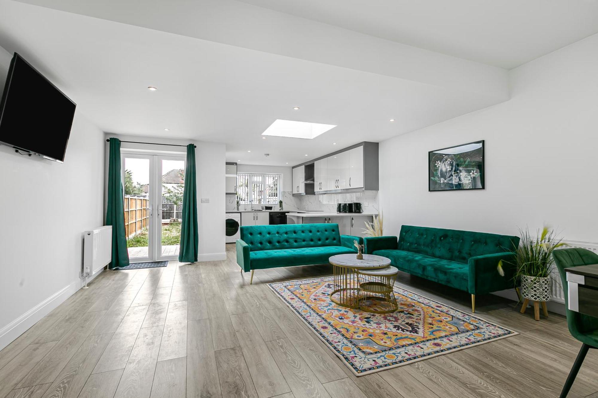Spacious Detached House With 7 Beds Includes Ping Pong And Pool Table Sleeps 14 Free Parking * Feltham