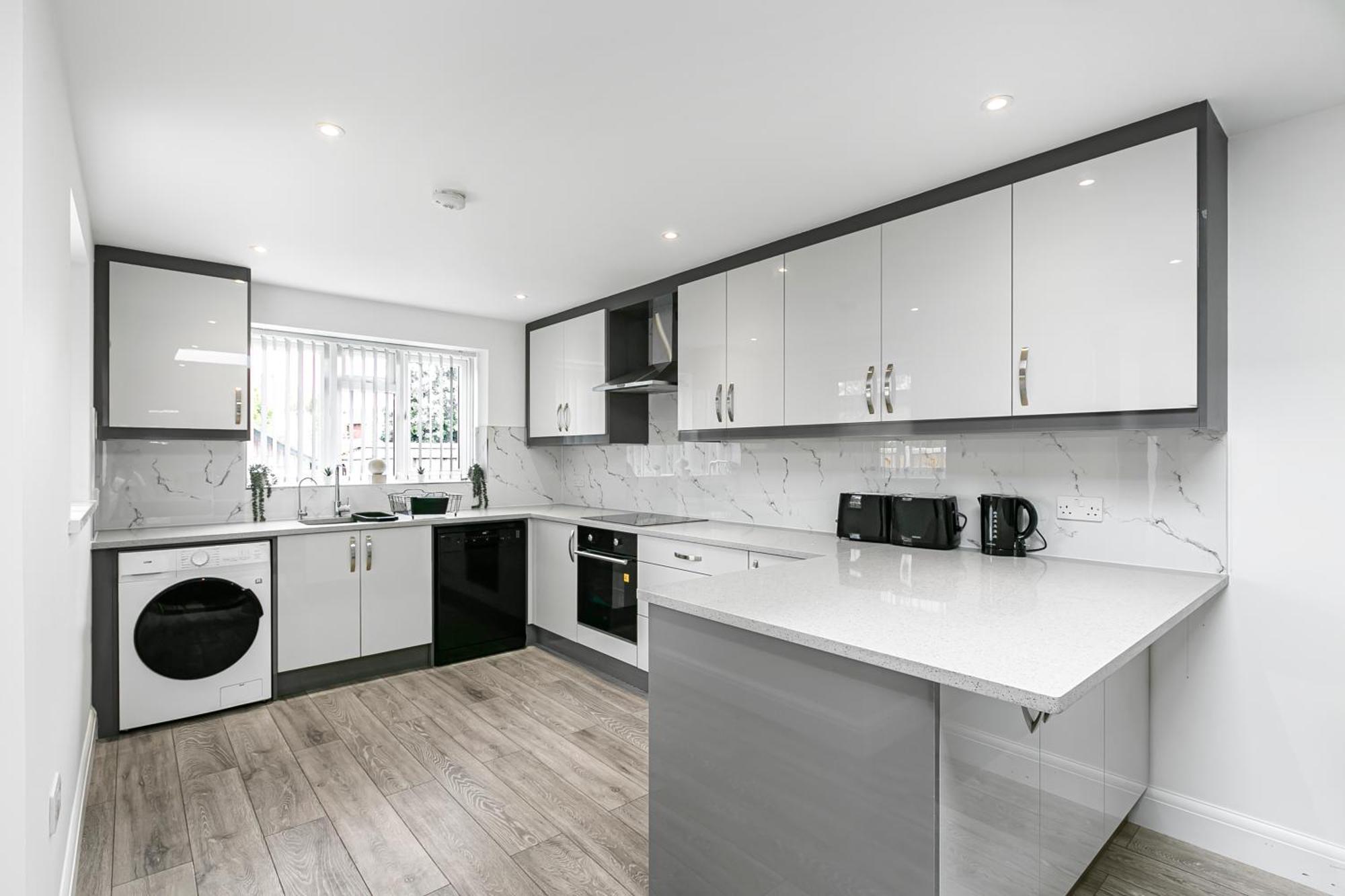 Spacious Detached House With 7 Beds Includes Ping Pong And Pool Table Sleeps 14 Free Parking Holiday home