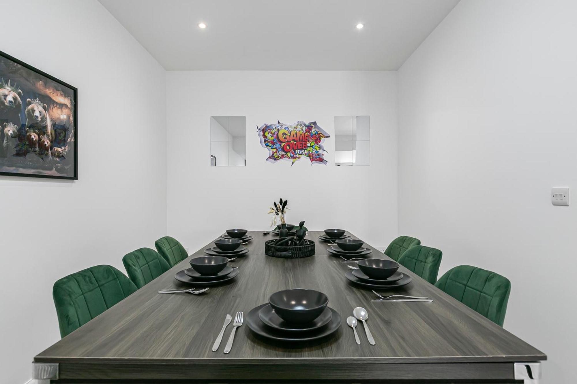 Spacious Detached House With 7 Beds Includes Ping Pong And Pool Table Sleeps 14 Free Parking Holiday home Feltham
