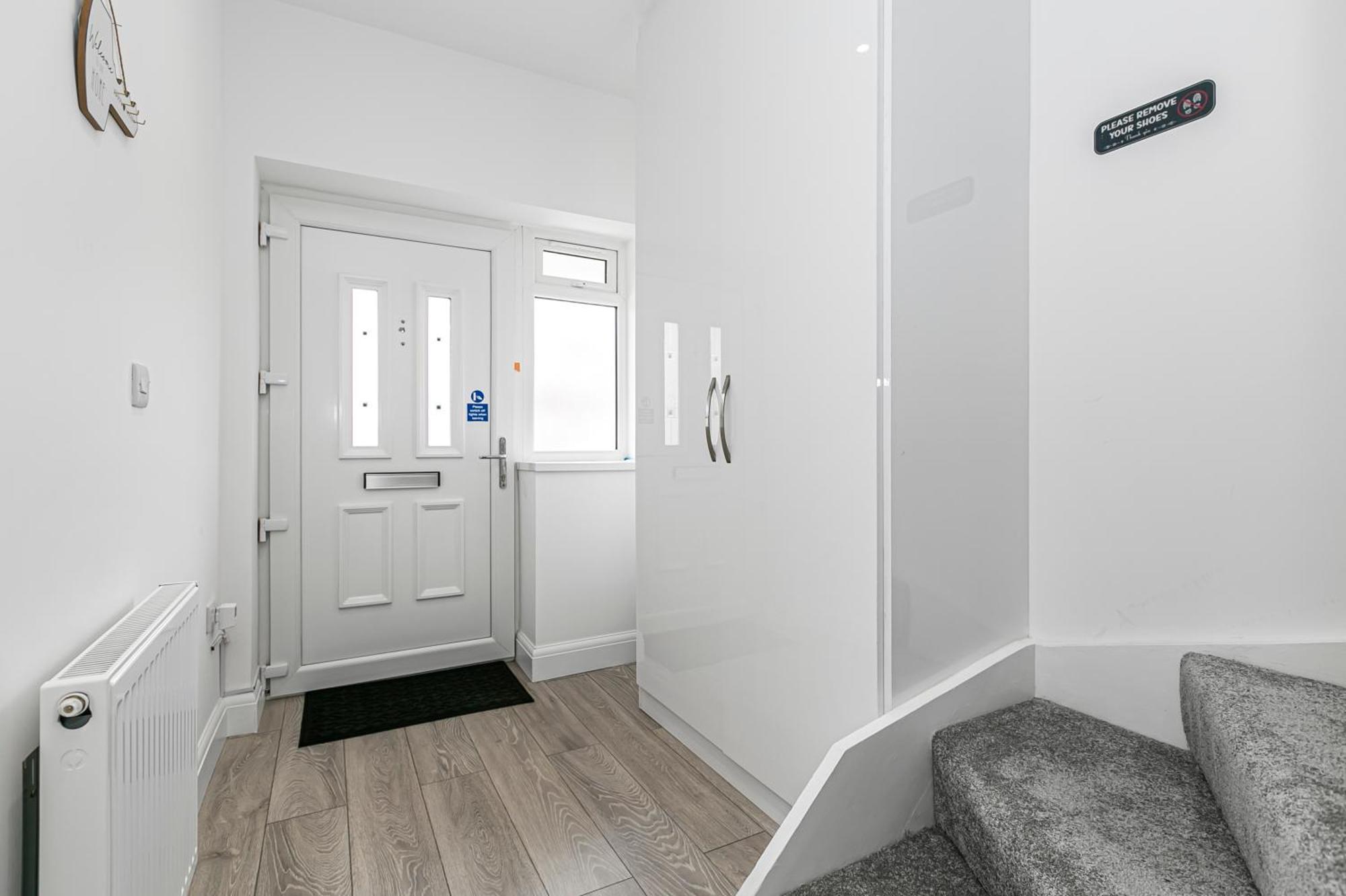 Spacious Detached House With 7 Beds Includes Ping Pong And Pool Table Sleeps 14 Free Parking *