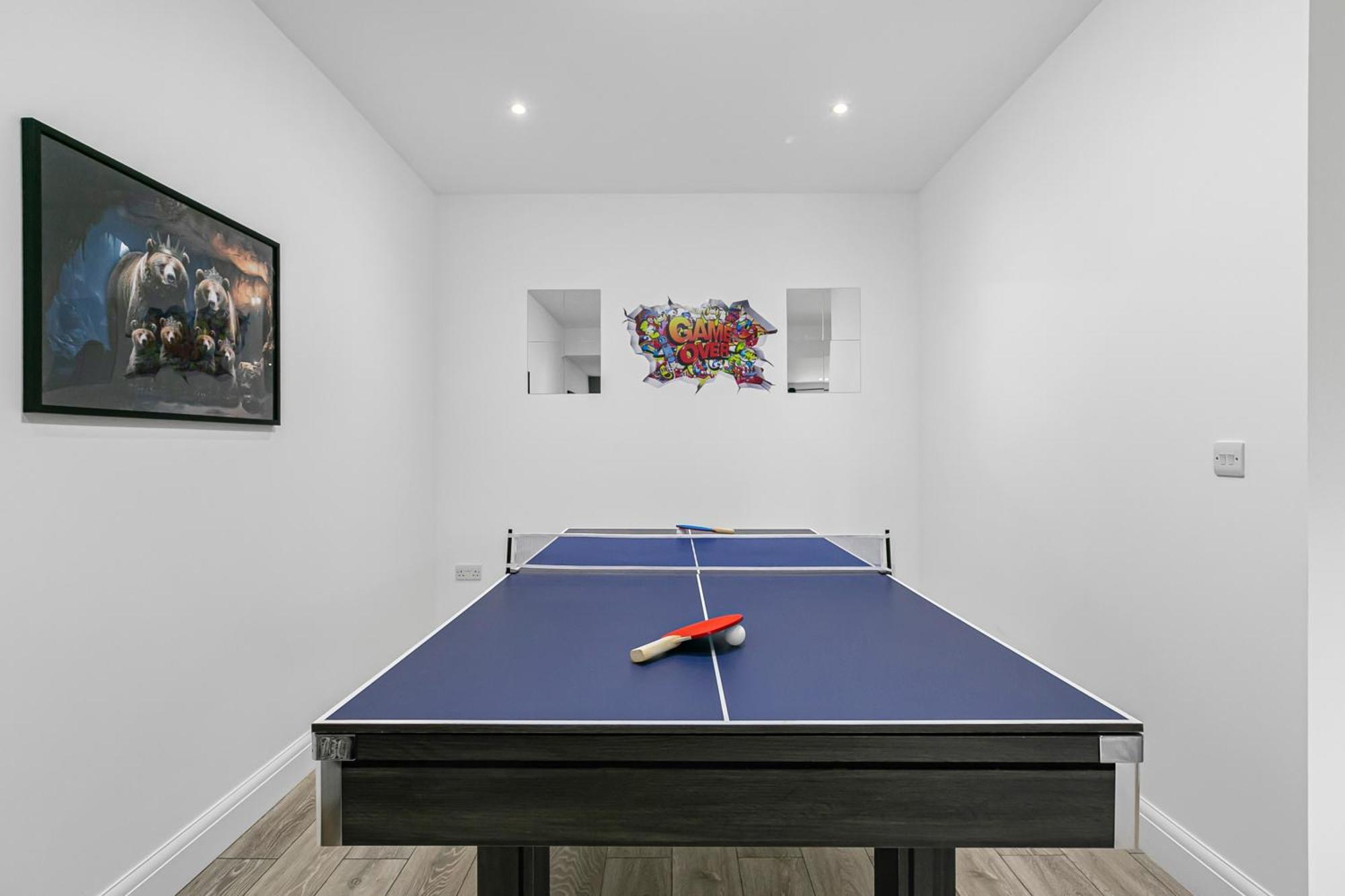 Spacious Detached House With 7 Beds Includes Ping Pong And Pool Table Sleeps 14 Free Parking * Feltham