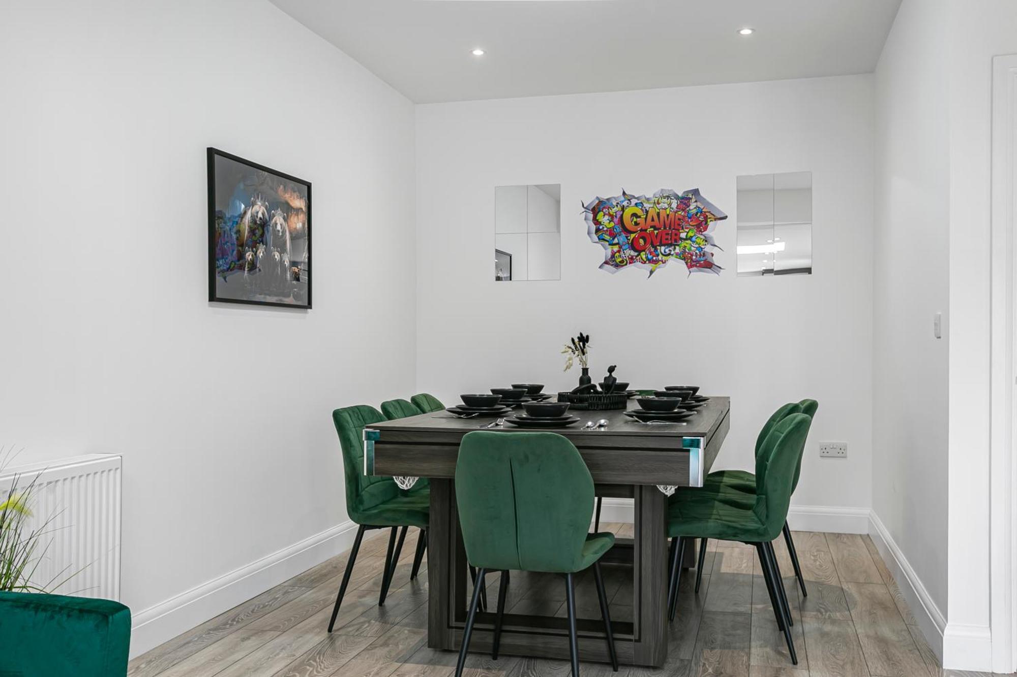 Spacious Detached House With 7 Beds Includes Ping Pong And Pool Table Sleeps 14 Free Parking