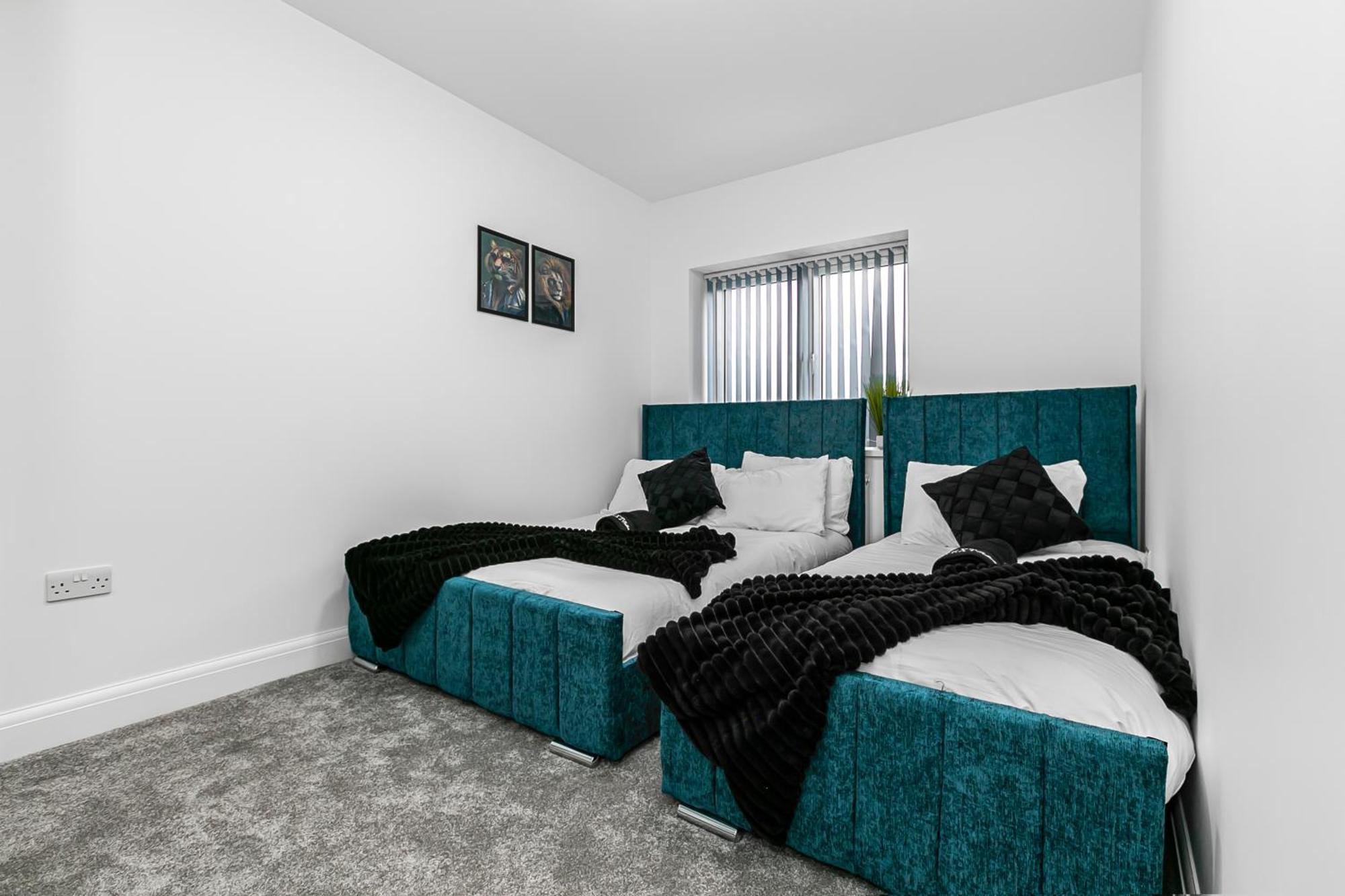 Holiday home Spacious Detached House With 7 Beds Includes Ping Pong And Pool Table Sleeps 14 Free Parking Feltham