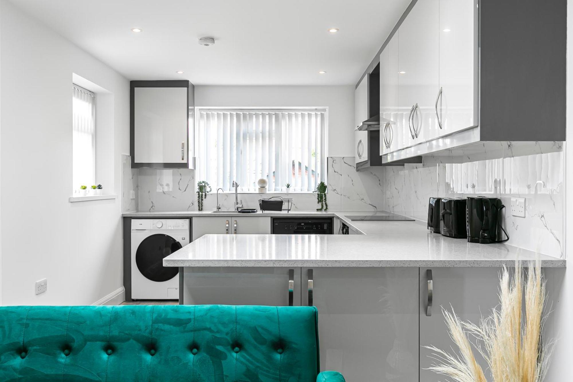Spacious Detached House With 7 Beds Includes Ping Pong And Pool Table Sleeps 14 Free Parking *
