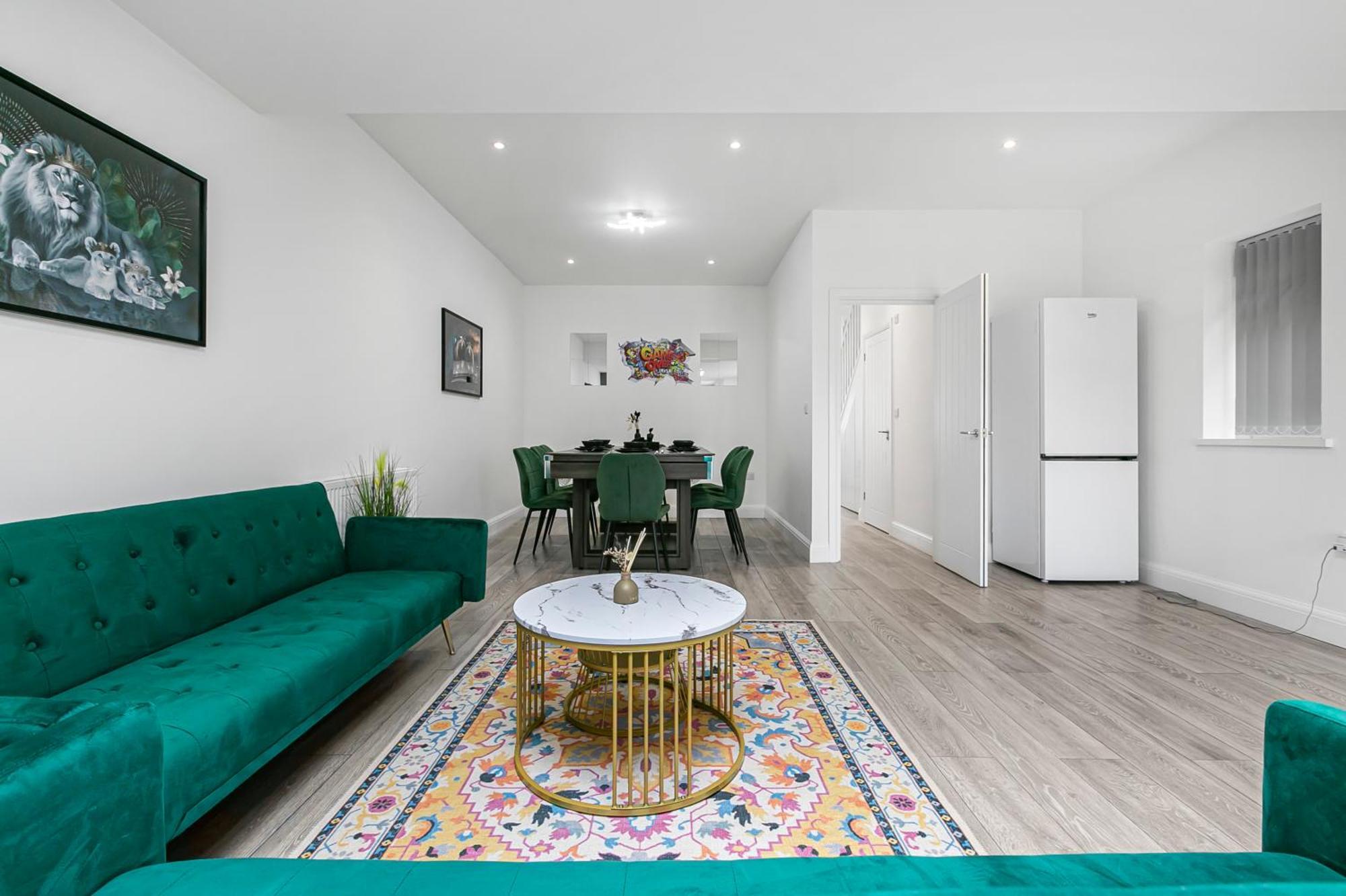 Casa de Férias Spacious Detached House With 7 Beds Includes Ping Pong And Pool Table Sleeps 14 Free Parking Feltham